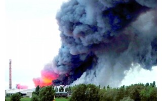 德国克拉菲尔德（Krefeld）一家化肥厂起火浓烟滚滚